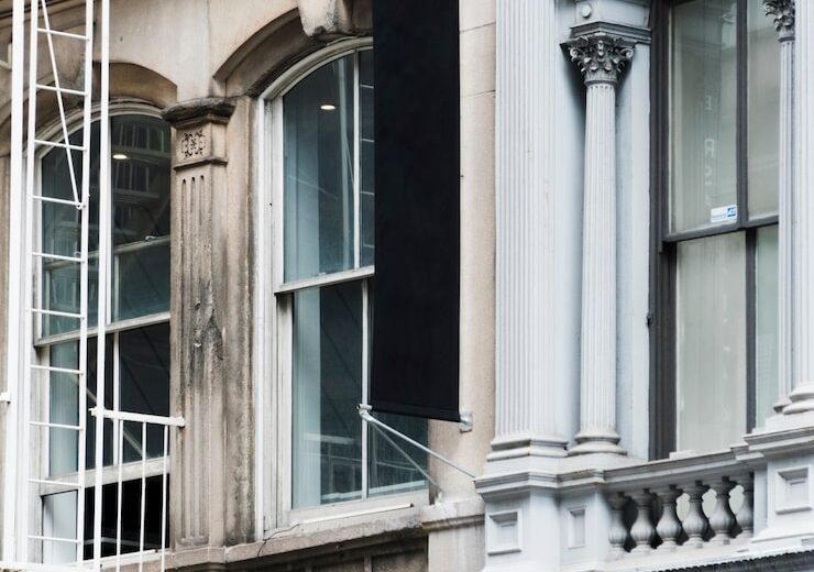 Cum lucrăm cu materiale moderne în renovarea clădirilor istorice