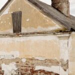 Renovarea locuințelor vechi: provocări și soluții eficiente