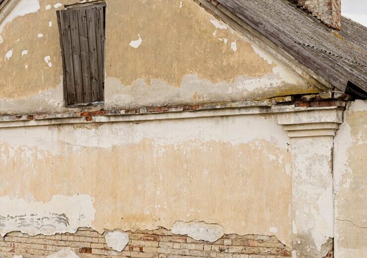 Renovarea locuințelor vechi: provocări și soluții eficiente